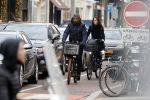 Amsterdam 14 december 2016
Frank Rijkaard met zijn vrouw Stephanie Rucker op de fiets op de pc hooftstraat