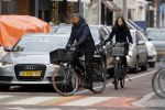 Amsterdam 14 december 2016
Frank Rijkaard met zijn vrouw Stephanie Rucker op de fiets op de pc hooftstraat
