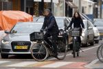 Amsterdam 14 december 2016
Frank Rijkaard met zijn vrouw Stephanie Rucker op de fiets op de pc hooftstraat