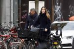Amsterdam 14 december 2016
Frank Rijkaard met zijn vrouw Stephanie Rucker op de fiets op de pc hooftstraat