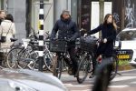 Amsterdam 14 december 2016
Frank Rijkaard met zijn vrouw Stephanie Rucker op de fiets op de pc hooftstraat