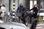 Amsterdam 14 december 2016
Frank Rijkaard met zijn vrouw Stephanie Rucker op de fiets op de pc hooftstraat