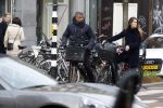 Amsterdam 14 december 2016
Frank Rijkaard met zijn vrouw Stephanie Rucker op de fiets op de pc hooftstraat