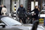 Amsterdam 14 december 2016
Frank Rijkaard met zijn vrouw Stephanie Rucker op de fiets op de pc hooftstraat