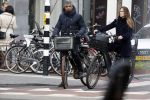 Amsterdam 14 december 2016
Frank Rijkaard met zijn vrouw Stephanie Rucker op de fiets op de pc hooftstraat