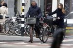 Amsterdam 14 december 2016
Frank Rijkaard met zijn vrouw Stephanie Rucker op de fiets op de pc hooftstraat
