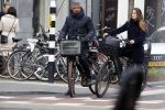 Amsterdam 14 december 2016
Frank Rijkaard met zijn vrouw Stephanie Rucker op de fiets op de pc hooftstraat