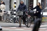 Amsterdam 14 december 2016
Frank Rijkaard met zijn vrouw Stephanie Rucker op de fiets op de pc hooftstraat