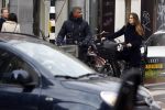 Amsterdam 14 december 2016
Frank Rijkaard met zijn vrouw Stephanie Rucker op de fiets op de pc hooftstraat