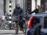 Amsterdam 14 december 2016
Frank Rijkaard met zijn vrouw Stephanie Rucker op de fiets op de pc hooftstraat