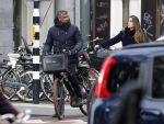 Amsterdam 14 december 2016
Frank Rijkaard met zijn vrouw Stephanie Rucker op de fiets op de pc hooftstraat