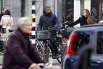 Amsterdam 14 december 2016
Frank Rijkaard met zijn vrouw Stephanie Rucker op de fiets op de pc hooftstraat