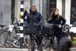 Amsterdam 14 december 2016
Frank Rijkaard met zijn vrouw Stephanie Rucker op de fiets op de pc hooftstraat