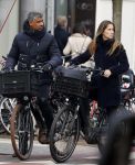 Amsterdam 14 december 2016
Frank Rijkaard met zijn vrouw Stephanie Rucker op de fiets op de pc hooftstraat