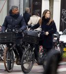 Amsterdam 14 december 2016
Frank Rijkaard met zijn vrouw Stephanie Rucker op de fiets op de pc hooftstraat