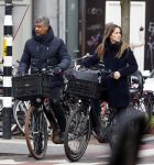 Amsterdam 14 december 2016
Frank Rijkaard met zijn vrouw Stephanie Rucker op de fiets op de pc hooftstraat