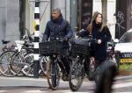 Amsterdam 14 december 2016
Frank Rijkaard met zijn vrouw Stephanie Rucker op de fiets op de pc hooftstraat