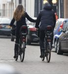 Amsterdam 14 december 2016
Frank Rijkaard met zijn vrouw Stephanie Rucker op de fiets op de pc hooftstraat