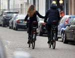 Amsterdam 14 december 2016
Frank Rijkaard met zijn vrouw Stephanie Rucker op de fiets op de pc hooftstraat