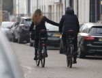Amsterdam 14 december 2016
Frank Rijkaard met zijn vrouw Stephanie Rucker op de fiets op de pc hooftstraat