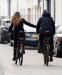 Amsterdam 14 december 2016
Frank Rijkaard met zijn vrouw Stephanie Rucker op de fiets op de pc hooftstraat