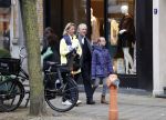 Amsterdam 10 december 2016
Frits Kroymans met zijn ex vriendin Nynke Wynia op de cornelis schuytstraat.