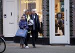 Amsterdam 10 december 2016
Frits Kroymans met zijn ex vriendin Nynke Wynia op de cornelis schuytstraat.