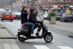 Amsterdam 9 december 2016
Holly Brood met vriend Soy Kroon op de scooter in Amsterdam