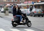 Amsterdam 9 december 2016
Holly Brood met vriend Soy Kroon op de scooter in Amsterdam