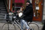 Amsterdam 13 december 2016 
Horrace Cohen met dochtertje op de fiets