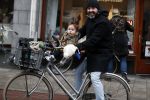Amsterdam 13 december 2016 
Horrace Cohen met dochtertje op de fiets