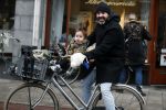 Amsterdam 13 december 2016 
Horrace Cohen met dochtertje op de fiets
