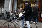 Amsterdam 13 december 2016 
Horrace Cohen met dochtertje op de fiets