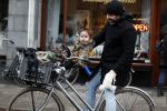 Amsterdam 13 december 2016 
Horrace Cohen met dochtertje op de fiets