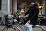 Amsterdam 13 december 2016 
Horrace Cohen met dochtertje op de fiets