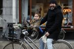 Amsterdam 13 december 2016 
Horrace Cohen met dochtertje op de fiets