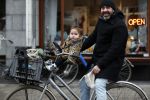 Amsterdam 13 december 2016 
Horrace Cohen met dochtertje op de fiets