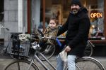 Amsterdam 13 december 2016 
Horrace Cohen met dochtertje op de fiets