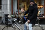 Amsterdam 13 december 2016 
Horrace Cohen met dochtertje op de fiets