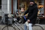 Amsterdam 13 december 2016 
Horrace Cohen met dochtertje op de fiets