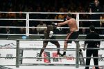 Oberhausen 10 december 2016
Jamal Ben Saddik wint van Ismael Londt tijdens de GLORY COLLISION in Oberhausen.