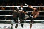 Oberhausen 10 december 2016
Jamal Ben Saddik wint van Ismael Londt tijdens de GLORY COLLISION in Oberhausen.