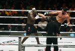 Oberhausen 10 december 2016
Jamal Ben Saddik wint van Ismael Londt tijdens de GLORY COLLISION in Oberhausen.