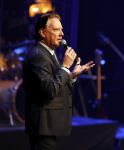 Amsterdam 20 november 2016
Rob de Nijs krijgt de radio5 oeuvre award in theater Amsterdam . Zijn vrouw Henriette en zoons Robert en Yoshi zijn ook aanwezig alsmede zijn ex vrouw Belinda meuldijk. Jan Rietman