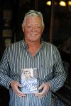 Amsterdam 25 november 2016
Boekpresentatie Johnny Rep bij cafe Scheltema. Johan Derksen reikt eerste exemplaar uit aan Heinz Stuy . Het boek is geschreven door  Mark v d Heuvel.