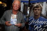 Amsterdam 25 november 2016
Boekpresentatie Johnny Rep bij cafe Scheltema. Johan Derksen reikt eerste exemplaar uit aan Heinz Stuy . Het boek is geschreven door  Mark v d Heuvel.