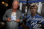 Amsterdam 25 november 2016
Boekpresentatie Johnny Rep bij cafe Scheltema. Johan Derksen reikt eerste exemplaar uit aan Heinz Stuy . Het boek is geschreven door  Mark v d Heuvel.
