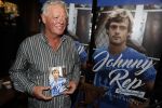 Amsterdam 25 november 2016
Boekpresentatie Johnny Rep bij cafe Scheltema. Johan Derksen reikt eerste exemplaar uit aan Heinz Stuy . Het boek is geschreven door  Mark v d Heuvel.