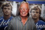 Amsterdam 25 november 2016
Boekpresentatie Johnny Rep bij cafe Scheltema. Johan Derksen reikt eerste exemplaar uit aan Heinz Stuy . Het boek is geschreven door  Mark v d Heuvel.