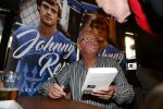 Amsterdam 25 november 2016
Boekpresentatie Johnny Rep bij cafe Scheltema. Johan Derksen reikt eerste exemplaar uit aan Heinz Stuy . Het boek is geschreven door  Mark v d Heuvel.
